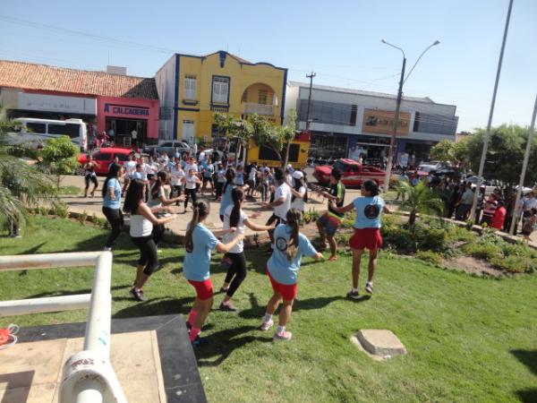 Hasteamento de bandeiras marca abertura da Semana da P&aacute;tria em Floriano. (Imagem:FlorianoNews)