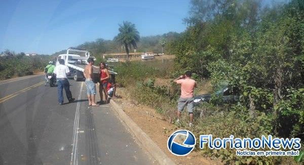 Carro capota ap&oacute;s motorista perder o controle em curva da morte.(Imagem:FlorianoNews)