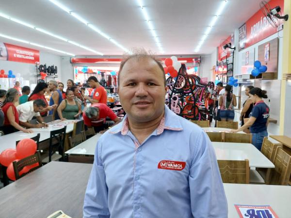 Raimundo Lima, gerente da loja em Bar&atilde;o de Graja&uacute;.(Imagem:FlorianoNews)