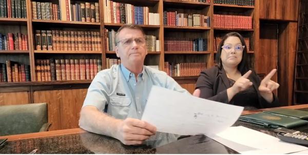 Bolsonaro se despede da presidência, fala de ato terrorista e critica Lula
