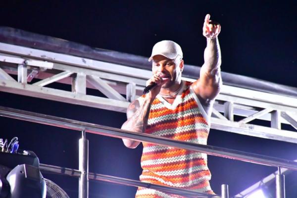 Arrast&atilde;o com Tony Salles marca abertura do Carnaval 2025 em Floriano(Imagem:Secom)