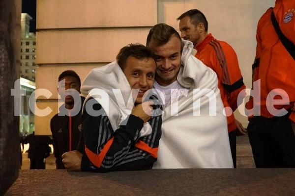 Rafinha aproveita cobertor de Shaqiri.(Imagem:Divulga&ccedil;&atilde;o/Site oficial do Bayern)