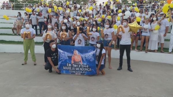 No 7° dia da morte de Marília Mendonça, fãs prestam homenagens em Teresina