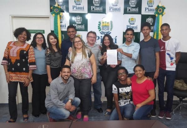 Adolescentes entregam carta proposta ao Governo do Estado (Foto:)(Imagem:Ascom Segov)