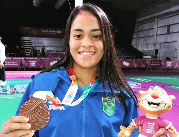 Jaqueline Lima conquista o bronze no badminton para equipes mistas, nas Olimpíadas da Juventude