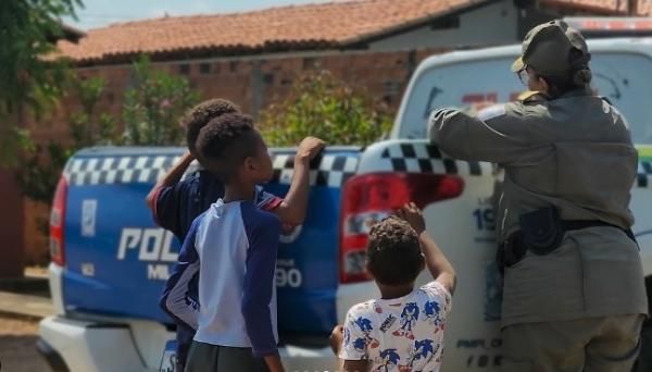  3&ordm; BPM de Floriano realiza a&ccedil;&atilde;o solid&aacute;ria com entrega de presentes para crian&ccedil;as.(Imagem:Reprodu&ccedil;&atilde;o/Instagram)