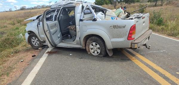 Picape capota na BR-135 e deixa cinco pessoas feridas