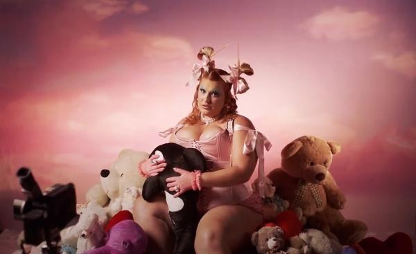 Alice Caymmi dá o bote no opressor com o single "Serpente"