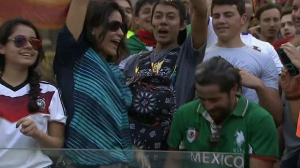 Cristiano Ronaldo joga camisa, que acaba nas m&atilde;os de uma torcedora.(Imagem:Reprodu&ccedil;&atilde;o SporTV)