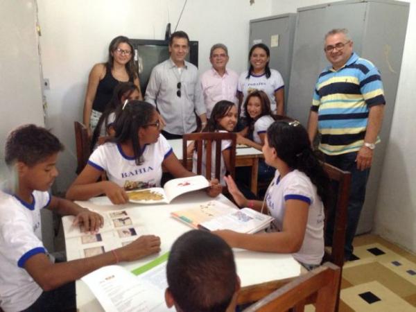 Prefeito Gilbeto J&uacute;nior e alunos.(Imagem:Tallita Moura)