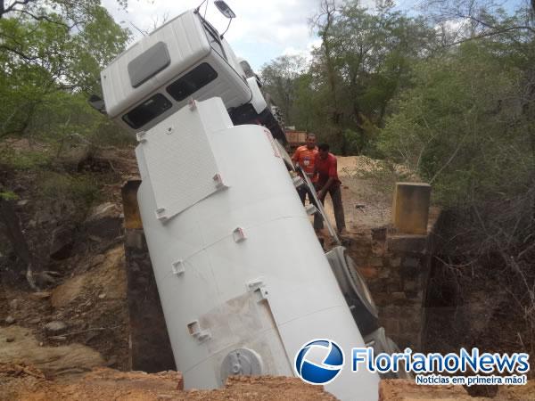 Caminh&atilde;o fica inclinado ap&oacute;s desabamento de ponte na zona rural de Floriano.(Imagem:FlorianoNews)