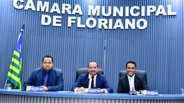 Câmara de Floriano homenageia ex-vereador Enoque Ramos com nome para Escola do Legislativo