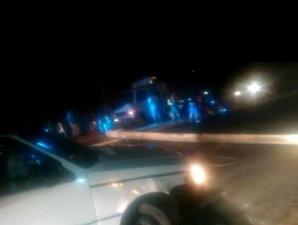 Caminhão colide e derruba poste em Floriano