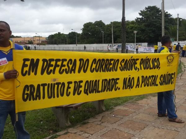 Dilma Rousseff é recepcionada por grupo de manifestantes no Piauí