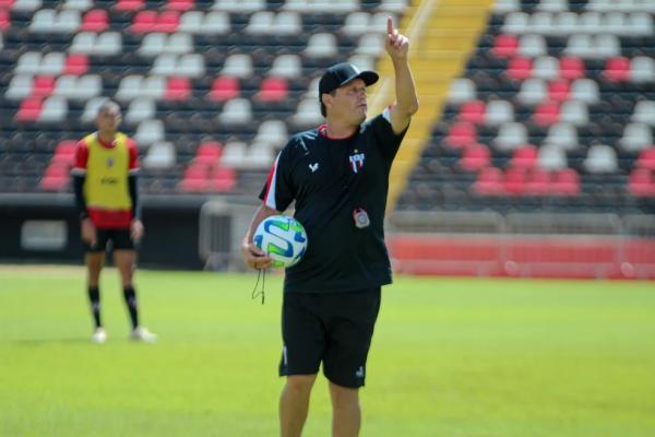  O t&eacute;cnico Ad&iacute;lson Batista orienta atletas no treino do Botafogo-SP.(Imagem:Jo&atilde;o Victor Crist&oacute;v&atilde;o/Divulga&ccedil;&atilde;o/Ag&ecirc;ncia Botafogo )