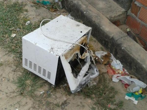 Microondas estava na cozinha e foi destru&iacute;do pelas chamas.(Imagem:Gilcilene Ara&uacute;jo/G1)