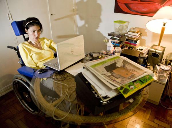 No quarto de Alexandra, livros e documentos dividem espa&ccedil;o com aparelhos como respirador (Imagem:(Foto: Daigo Oliva/G1))