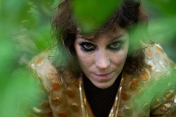 Karina Buhr lança 1º romance e diz que "mercado da música sempre foi contra a maioria"