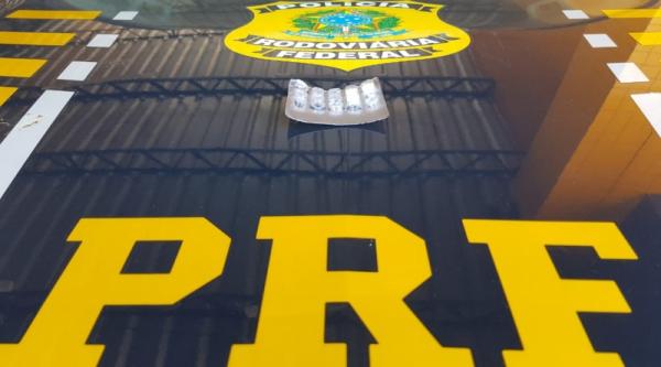 Em Floriano/PI: PRF autua caminhoneiro por estar portando anfetaminas na BR 343
