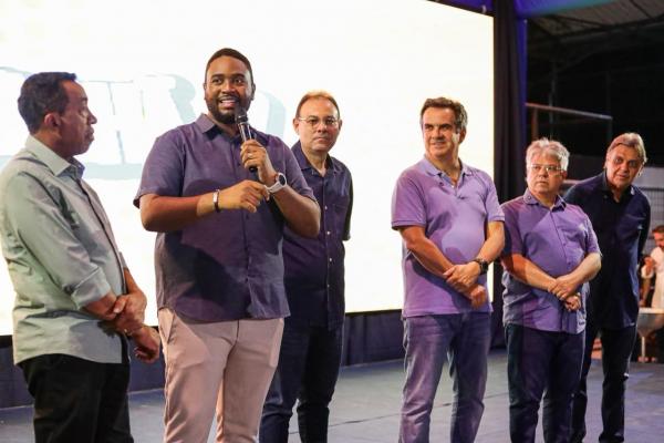 Joel, Jeová e Ciro participam de reunião com multidão: