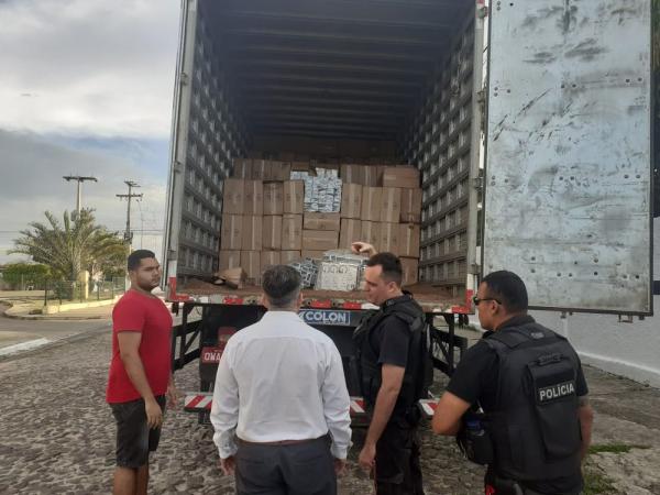 Polícia apreende carga de cigarros contrabandeados após motorista fugir de blitz no Piauí
