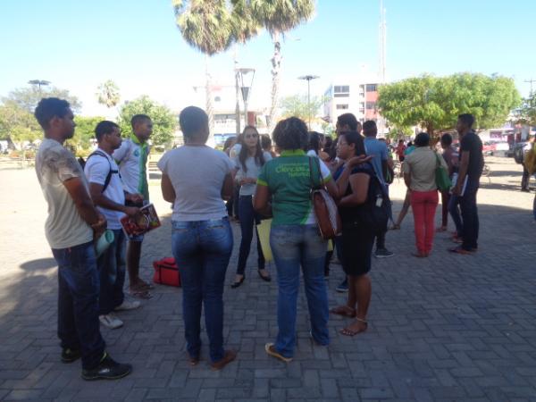 Acad&ecirc;micos realizam manifesto contra o fechamento de escolas do campo.(Imagem:FlorianoNews)
