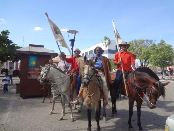 Vaqueiros cavalgaram em homenagem a São Pedro de Alcântara em Floriano