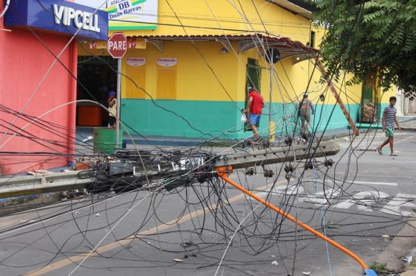 Caminhão atinge fios e derruba 4 postes de energia na Zona Sul de Teresina
