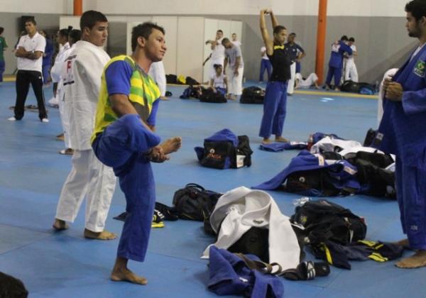 AJQ define base e corre para fechar com quatro reforços