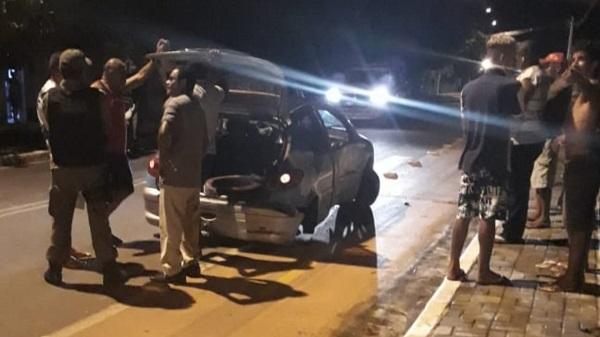 Carro fica sem as rodas traseiras após acidente em Floriano