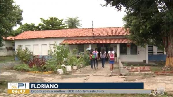 Escola com o melhor Ideb de Floriano está sem ventiladores, cadeiras e telhado quebrado