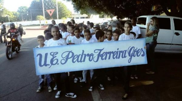 Alunos fazem caminhada pela preserva&ccedil;&atilde;o do meio ambiente em Bar&atilde;o de Graja&uacute;.(Imagem:FlorianoNews)