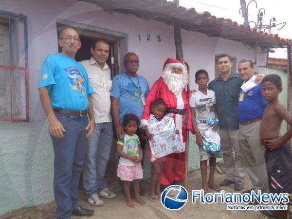 Crian&ccedil;as recebem primeiros presentes do Papai Noel dos Correios em Floriano.(Imagem:FlorianoNews)