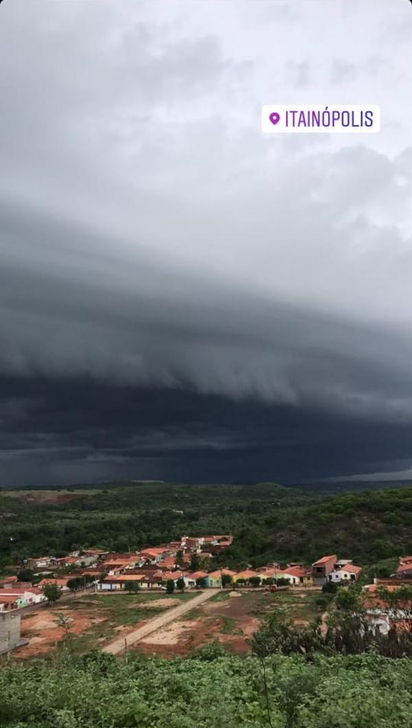 Nuvem prateleira cobre o céu na cidade de Itainópolis; Piauí segue em alerta para chuvas intensas