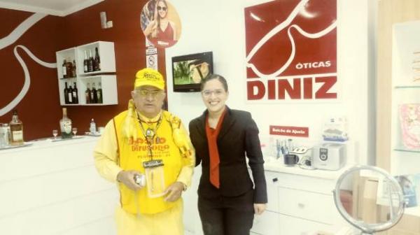 Rep&oacute;rter Amarelinho &eacute; presenteado com &oacute;culos das &Oacute;ticas Diniz.(Imagem:FlorianoNews)