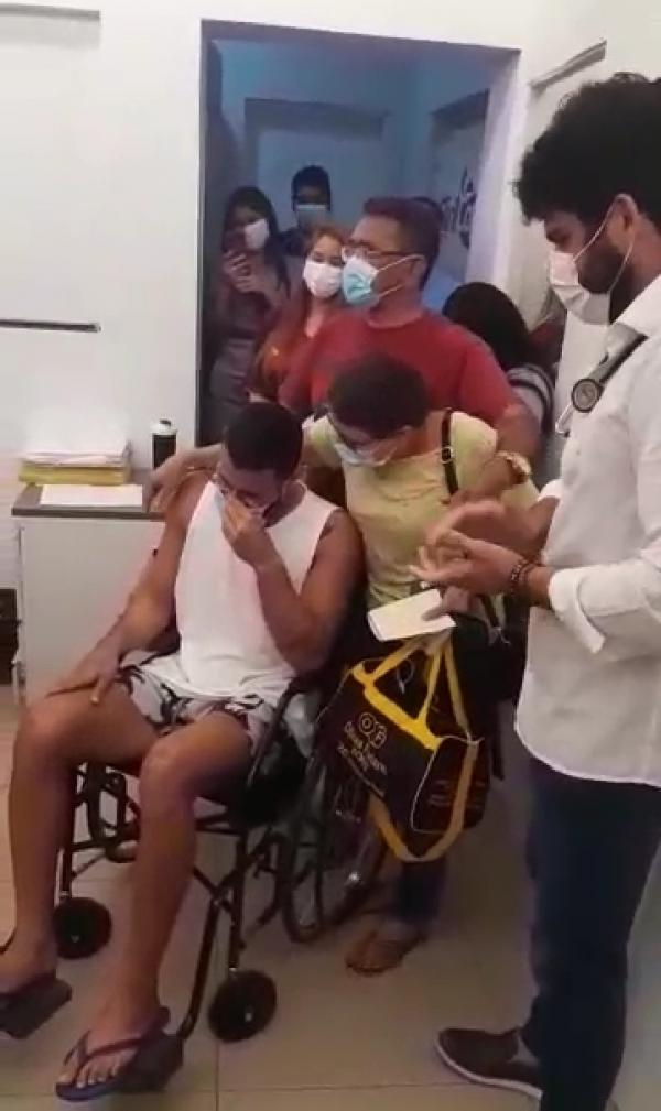 Nayo emocionado com seus pais e o m&eacute;dico Marcus Vin&iacute;cius(Imagem:Reprodu&ccedil;&atilde;o)