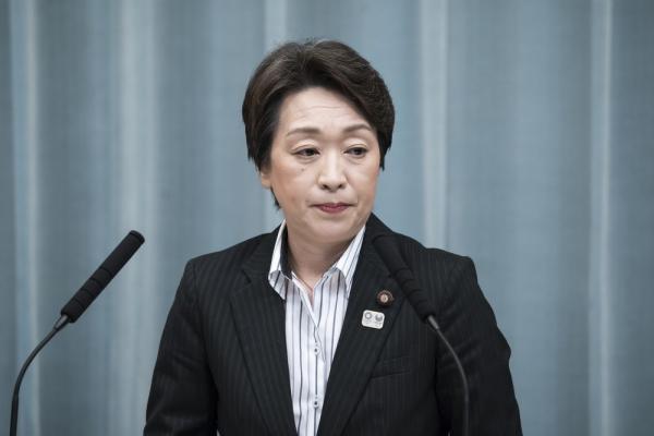 Ministra das Olimpíadas no Japão é criticada após quebrar protocolos da Covid-19