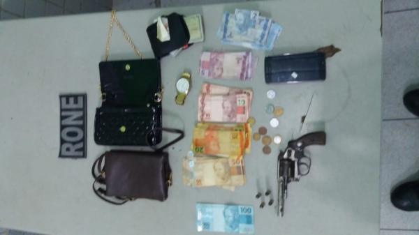 Dinheiro subtra&iacute;do do caixa e pertences de v&iacute;timas foram recuperados.(Imagem: Divulga&ccedil;&atilde;o/Pol&iacute;cia Militar)