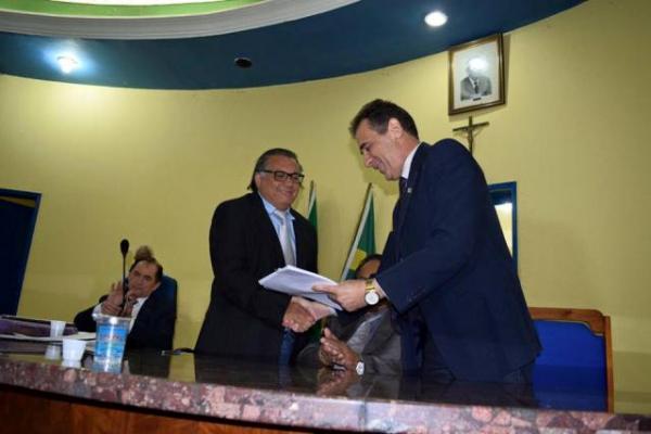 Gilberto J&uacute;nior participa da abertura do ano legislativo na C&acirc;mara de Floriano.(Imagem:Waldemir Miranda)