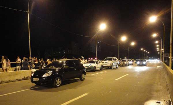Curiosos estacionaram seus carros na ponte, atrapalhando o tr&acirc;nsito no local(Imagem:180graus)