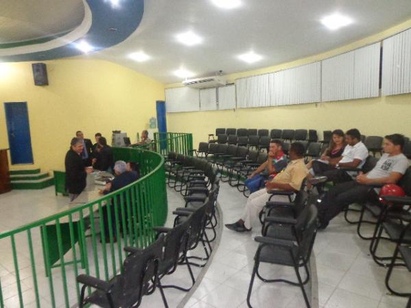 Vereadores apreciam Projetos de Lei em Sessão Extraordinária.(Imagem:FlorianoNews)