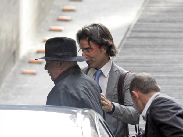 De chap&eacute;u, Lula chega a hospital na manh&atilde; desta segunda-feira.(Imagem:Ayrton Vignola/AE)