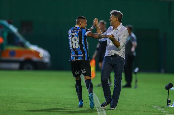 Renato garante carro popular a Luciano por golaço de bicicleta e comemora "gordura" no G-4