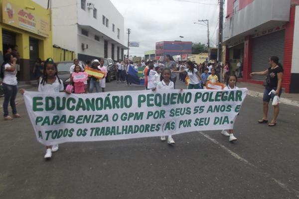 Desfile C&iacute;vico Escolar comemora o Dia do Trabalhador em Floriano.(Imagem:FlorianoNews)