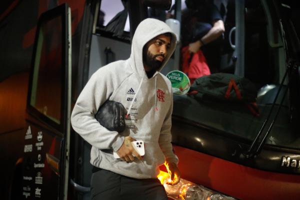 Gabigol condena comportamento de torcedores após ser atingido por copo