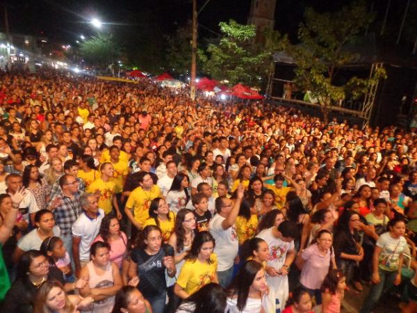 Show "Noite Marca da Vitória" reuniu multidão no centro de Floriano