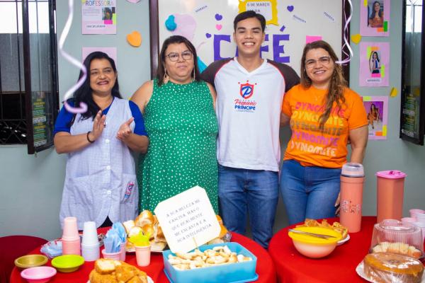Alunos da Escola Pequeno Pr&iacute;ncipe prestam homenagem &agrave;s colaboradoras pelo Dia da Mulher(Imagem:Reprodu&ccedil;&atilde;o)