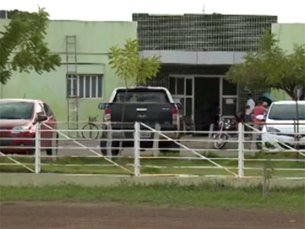 Jovem de 18 anos fica ferido ao ser atingido por bala perdida na porta de casa no PI