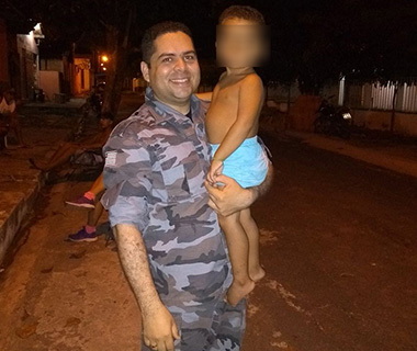 Garoto de 3 anos se engasga com pirulito e é salvo por PM em União