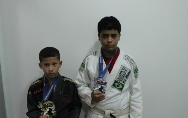 Pedro Crist&oacute;v&atilde;o e Marcos V&iacute;tor exibem suas medalhas conquistadas no Pan.(Imagem:Wenner Tito)